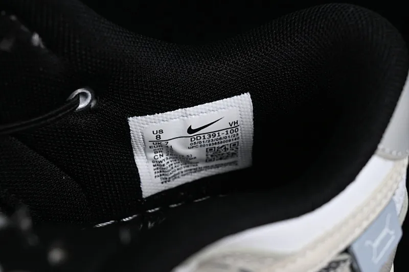 All Categories Nk SB Dunk Series Nk SB Dunk Low Low-top sneakers Customized large box Nk Dunk Low Panda Prank-Love Little Magic Card SB strap low-top casual sneakers DD1391-100